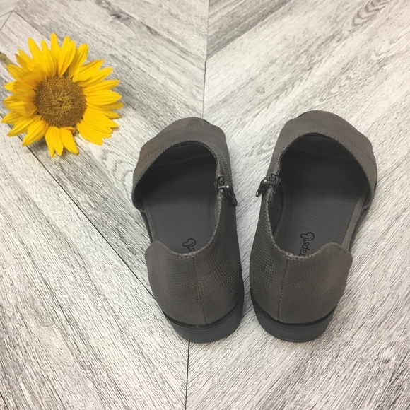 Baretraps | Sedina Gray Cut Out Flat Sandals - Picture 3 of 7